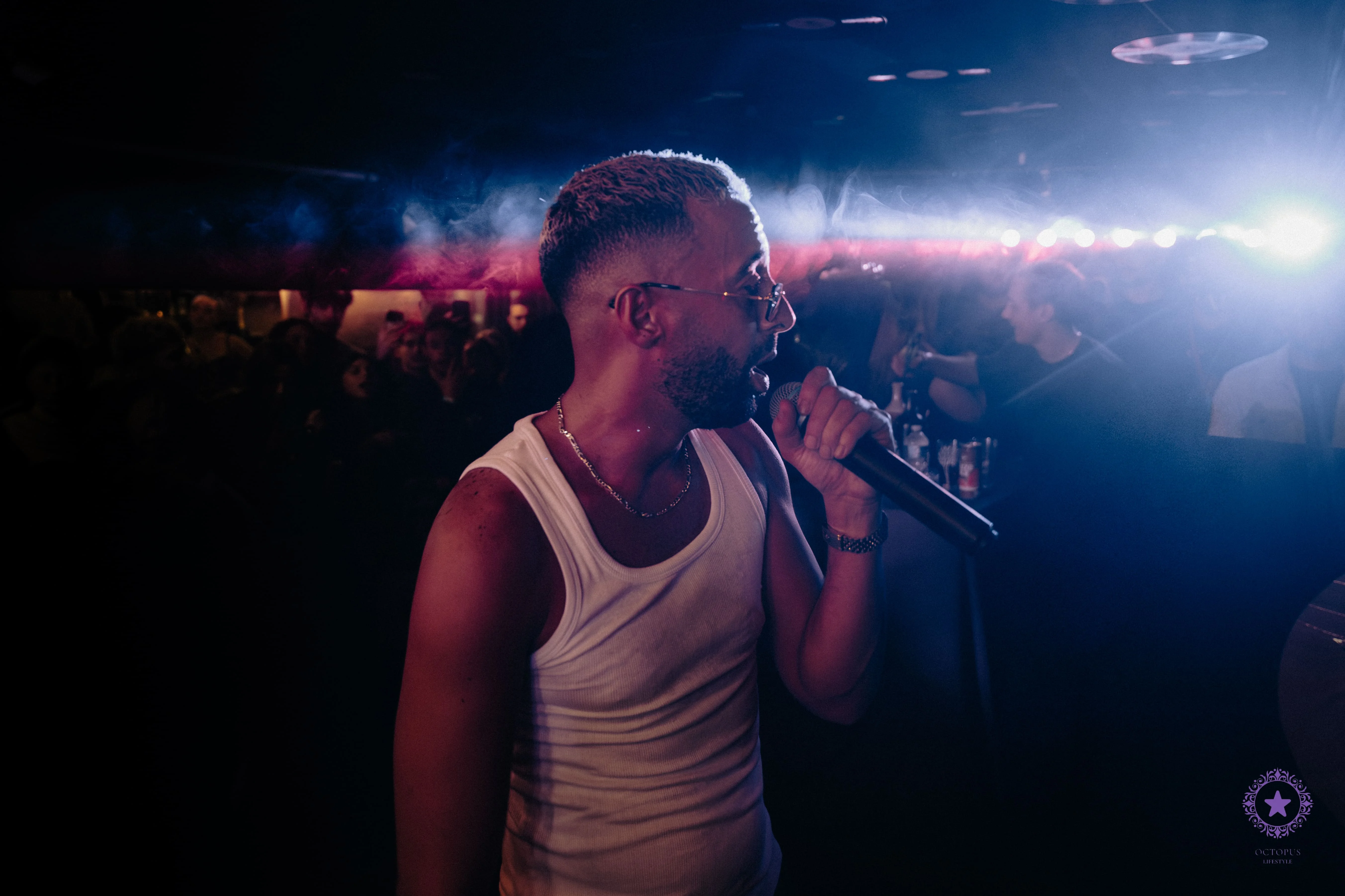 Concert NAPS - Rappeur en gros plan micro en main